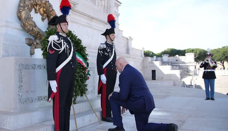 Roma. Celebrato il 101° anniversario della costituzione del Gruppo Medaglie d'Oro al Valor Militare d'Italia: Crosetto depone una corona d'alloro al Sacello del Milite Ignoto.