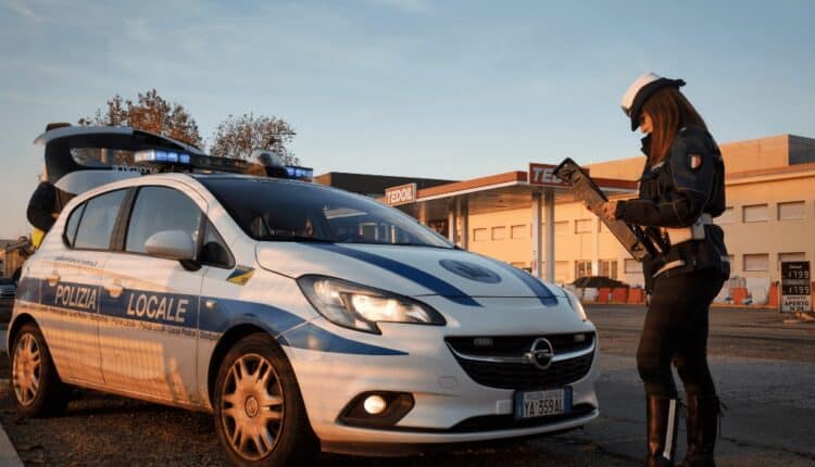 Modena. Guida a fari spenti, senza patente e rifiuta l'alcoltest. 60enne multato per oltre 5mila euro e denunciato con l'accusa di guida in stato di ebbrezza.