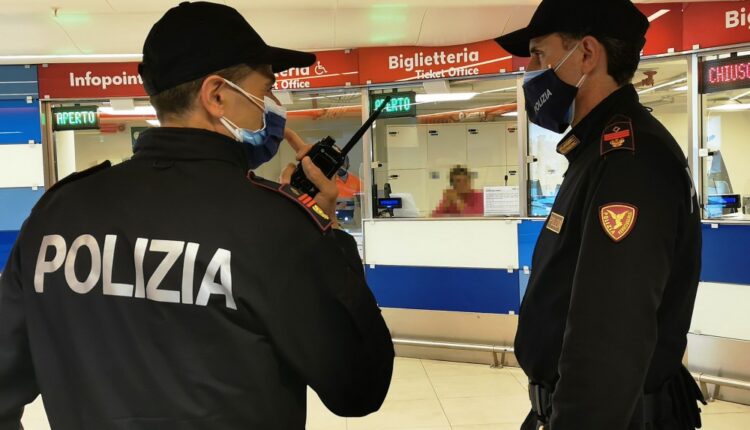 Cammina lungo i binari tra la Stazione di Casalnuovo e Napoli Centrale bloccando la circolazione dei treni Alta Velocità Roma-Napoli per ore. 34enne arrestato per interruzione di pubblico servizio.