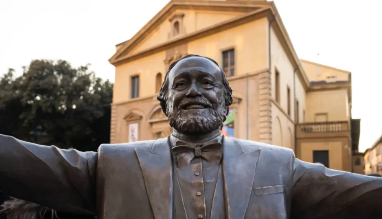 Pesaro.  Svelata nella mattinata di sabato 27 aprile la Scultura di Pavarotti insieme alle figlie Giuliana e Cristina.