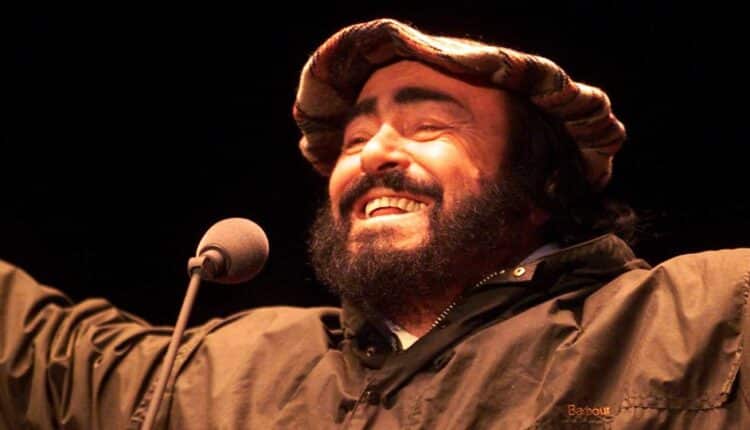 Pesaro 2024 omaggia il maestro Pavarotti con una scultura bronzea dedicata al tenore