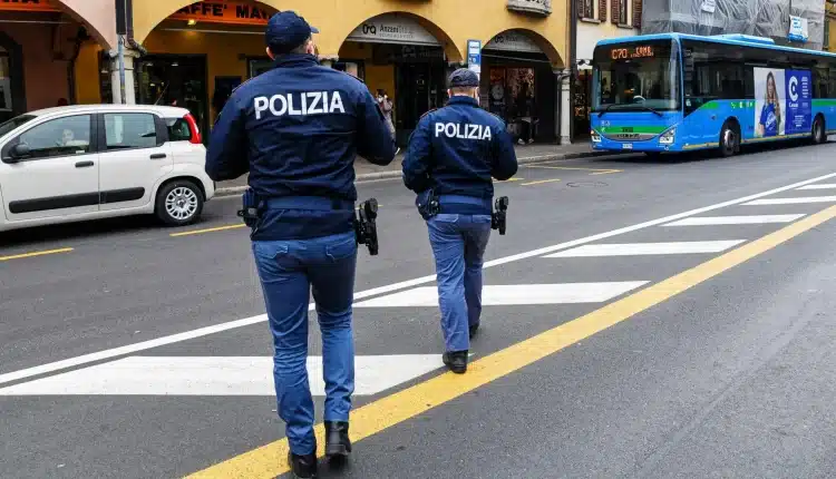 Como, anziano borseggiato del portafoglio in centro città: arrestato uno dei due responsabili, indagini in corso per identificare il complice.