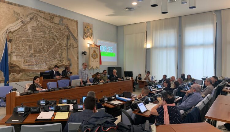 Pesaro. Ricci saluta il Consiglio comunale: «Abbiamo dimostrato che i valori della democrazia e della legalità a Pesaro funzionano davvero».