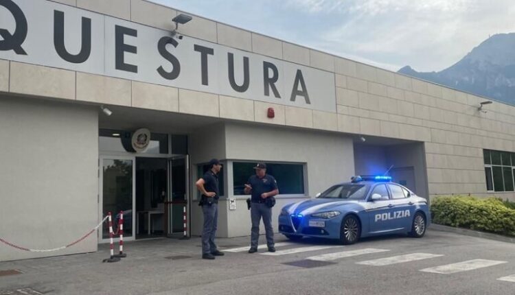 Rovereto, Trento. 32enne rompe la porta d'ingresso di un supermercato, ruba 10 bottiglie di birra e minaccia una commessa con un coltello. Arrestato.