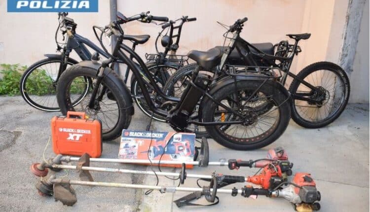 Droga nelle "merendine" e bici elettriche rubate: arrestato cittadino italiano dalla Polizia di Stato