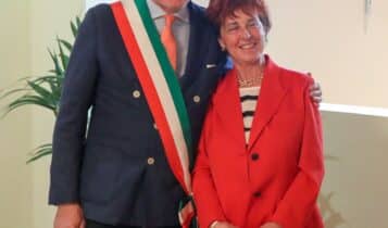 Modena, la vedova Forghieri dona al Comune una statua dei '7000 in ricordo del marito e del suo amore per la città