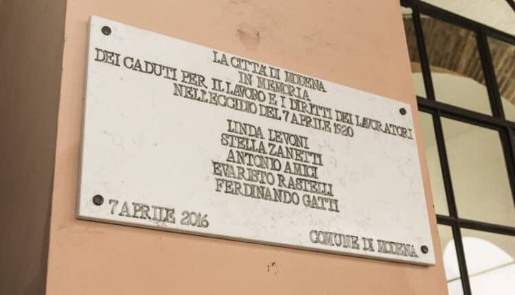 Modena. Commemorazione dell'eccidio di Piazza Grande: domenica 7 aprile si ricordano le 5 vittime uccise 104 anni fa, durante una manifestazione per i diritti dei lavoratori. 