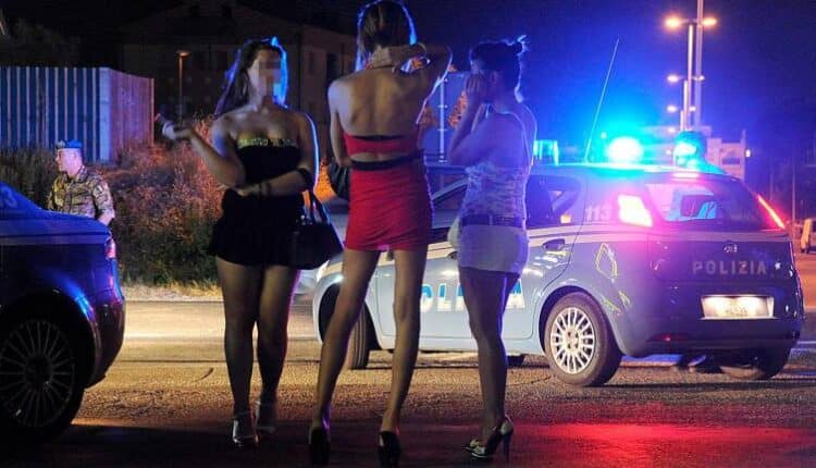 Rimini. Due donne entrano in un'auto parcheggiata e palpeggiano conducente e passeggero per poi derubare uno dei due di una catenina d'oro dal collo: denunciato transessuale per rapina.