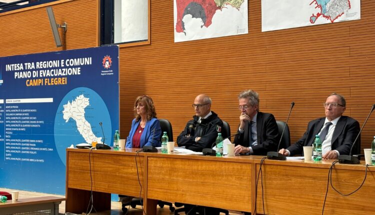 Bagnoli, l'incontro con i cittadini sul fenomeno del bradisismo