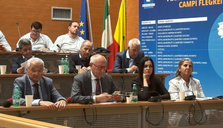 Bagnoli, l'incontro con i cittadini sul fenomeno del bradisismo