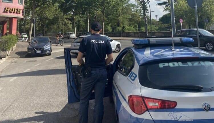 Vicenza, infrange il vetro di un'auto per rubare e aggredisce i poliziotti che lo fermano: arrestato 21enne