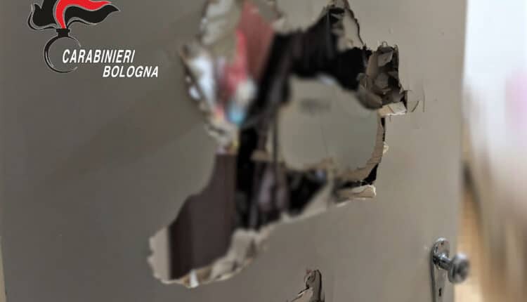 Bologna, raptus di gelosia notturna: 30enne marocchino arrestato per maltrattamenti in famiglia