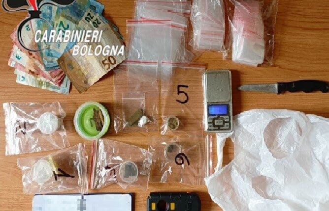 Imola (BO): spaccio di hashish e cocaina, denunciati un 25enne e un 18enne denunciati