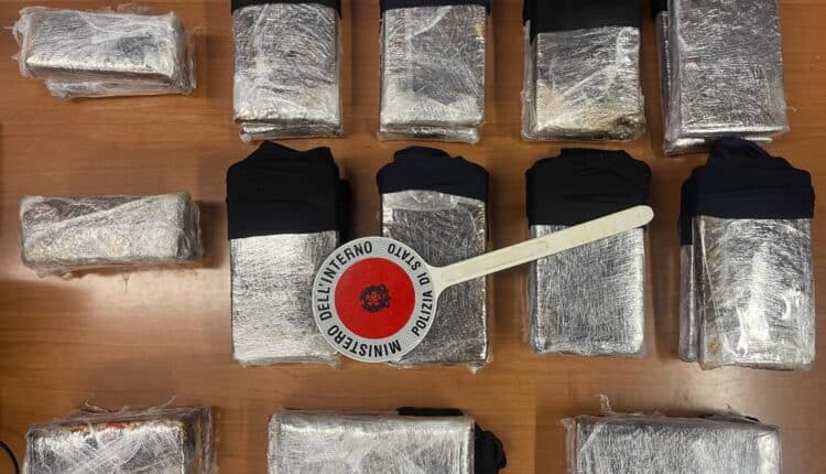 Cerro Maggiore, la droga arriva in pullman dall'Albania: arrestati tre persone