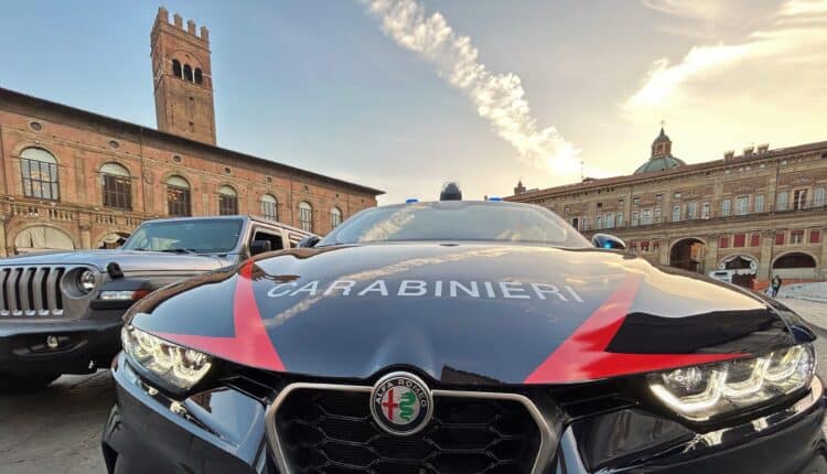 Bologna, vuole accarezzare i cani, poi deruba la padrona: arrestato 22enne straniero