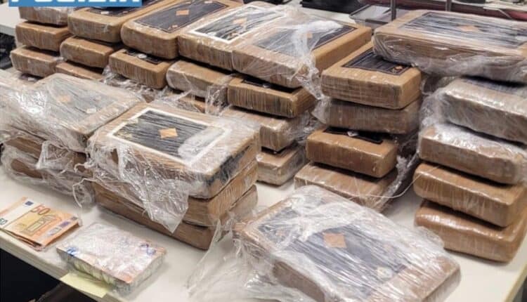 Milano, 2 uomini e una donna sorpresi in possesso di oltre 45 chili di droga: arrestati dalla Polizia di Stato