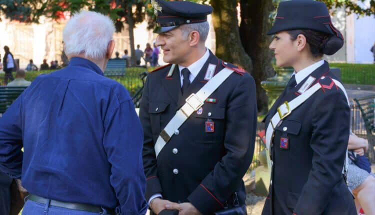 Bologna, truffati una donna pensionata e un 51enne di oltre 15.400 euro: arrestate 11 per truffa
