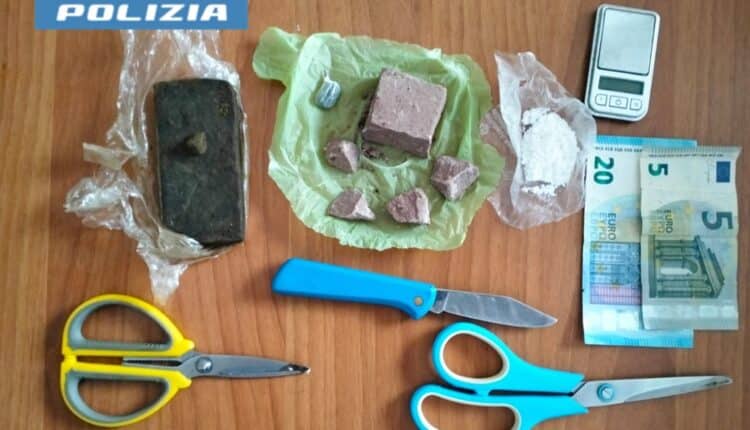 Taranto: aveva in casa hashish, eroina e cocaina, 20enne arrestato