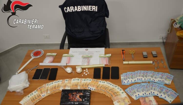 Teramo, sequestrati oltre 1,2 kg di cocaina e 5.500 euro in un laboratorio di spaccio: arrestati due uomini pregiudicati