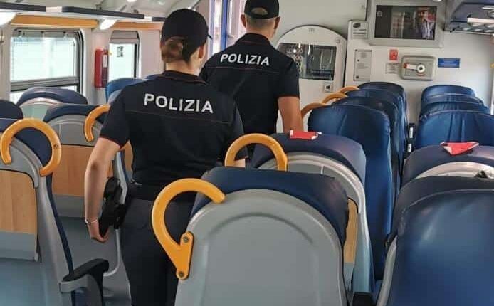 Genova, fugge dopo aver rubato un telefono e si scaglia contro gli agenti una volta fermato: arrestato 31enne