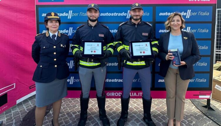 Alluvione Emilia Romagna, al Giro d’Italia Aspi e Polizia ricordano l’impegno delle squadre di soccorso.