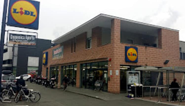 Bolzano: aggredisce dipendente della LIDL e lo minaccia con una bottiglia.