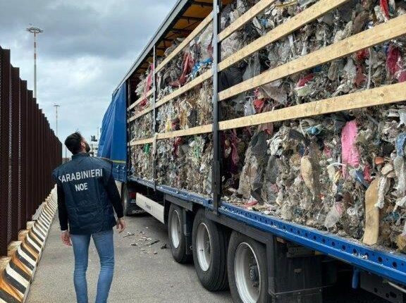 Brindisi, traffico illecito di rifiuti a bordo di 3 autoarticolati diretti in Bulgaria: 3 arresti dai Carabinieri