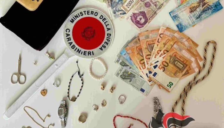 Castelvetro Piacentino: «Tecnica dell'abbraccio», rubata una collana d'oro, denunciata una coppia di malviventi.