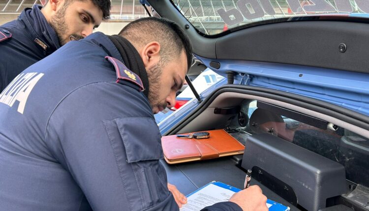 Como: sosteneva l'esame per la patente con addosso un auricolare, denunciato 31enne egiziano.