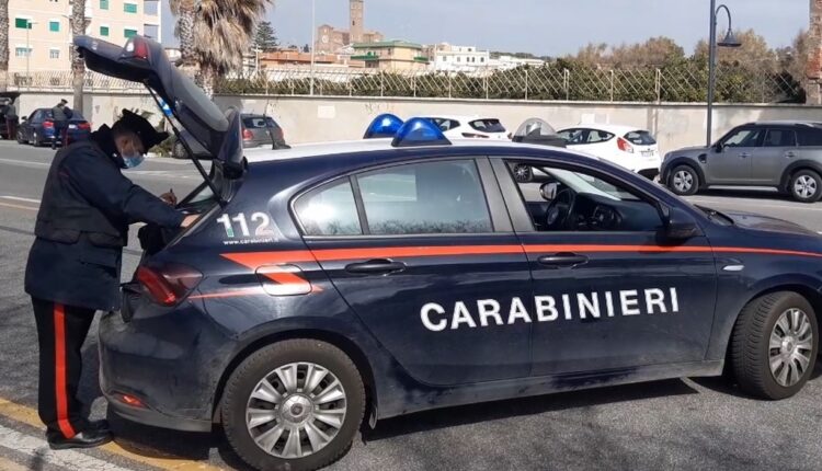 Cremona: entra in una casa per rubare, all'arrivo dei Carabinieri scappa sul tetto poi per sfuggirgli si lancia dal balcone.
