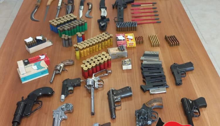 Ercolano, lite tra padre e figlia: carabinieri vanno a casa e trovano un arsenale