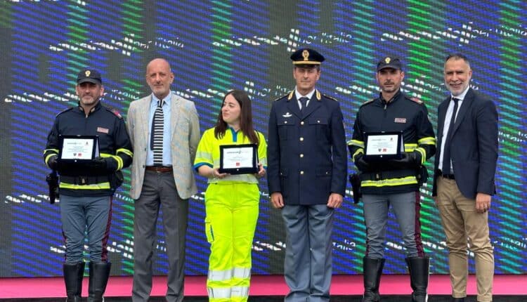 Giro d'Italia: alla tappa di Martinsicuro premiati due agenti della polizia stradale e un'operatrice di ASPI