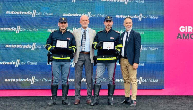 Giro d'Italia: alla tappa di Martinsicuro premiati due agenti della polizia stradale e un'operatrice di ASPI