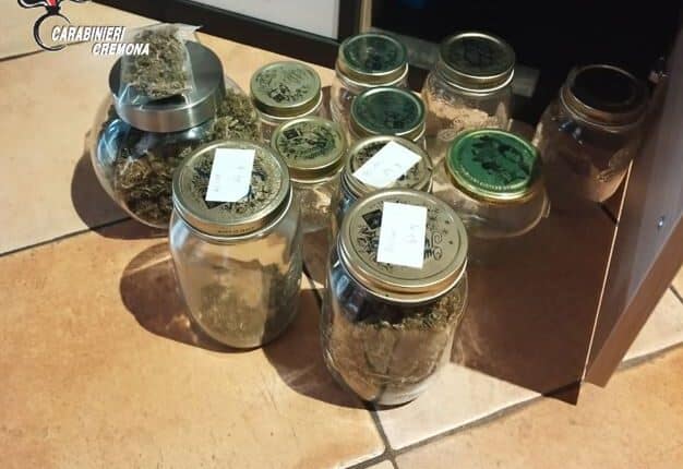 Cremona, controlli dei Carabinieri: sequestrati due etti di marijuana e confezioni di cosmetici oggetto di ricettazione