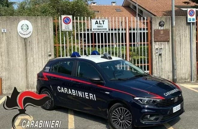 Vimercate (MB): lo chiudono i bagno e poi lo obbligano a venire con loro in auto, 3 persone gravemente indiziate di un sequestro di persona