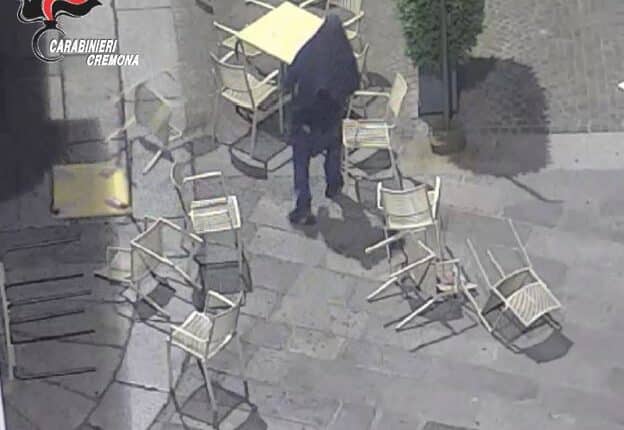 Cremona, un uomo danneggia i dehors dei locali del centro e una donna trovata in possesso di un telefono rubato: denunciati dai carabinieri