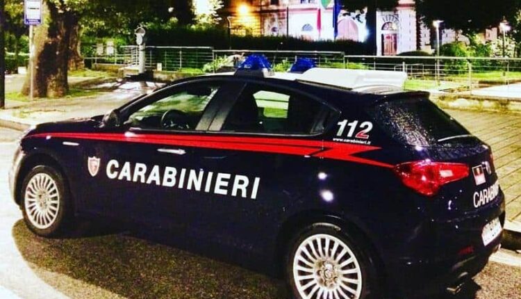 Foligno: rientra in casa ubriaco e picchia la moglie, figlio di nove anni chiama i Carabinieri.