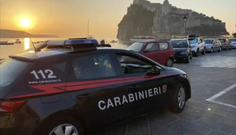 Forio D'ischia: si lancia sui carabinieri e prova a sottrargli la pistola. 