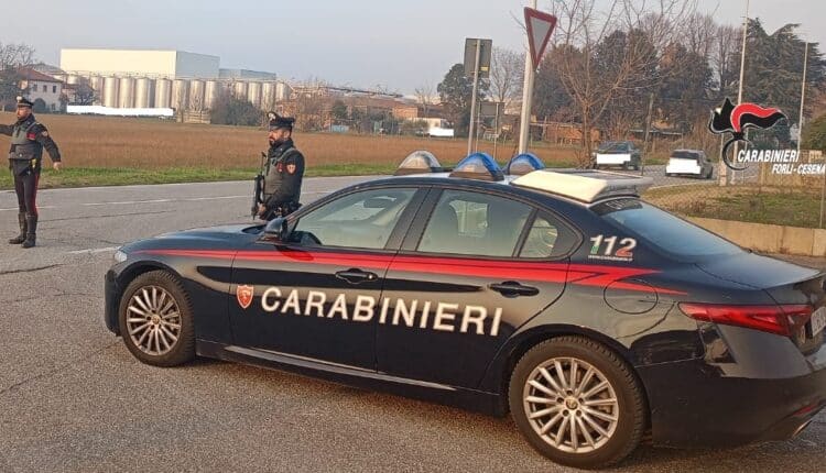 Forlì: coppia borseggia gli avventori nei supermercati, scoperti e denunciati dai Carabinieri.