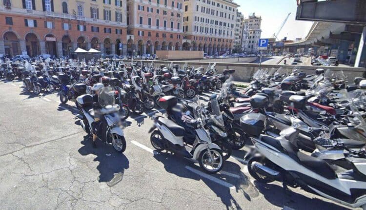 Genova: tentano di forzare i bauletti di moto parcheggiate, denunciati tre giovani.