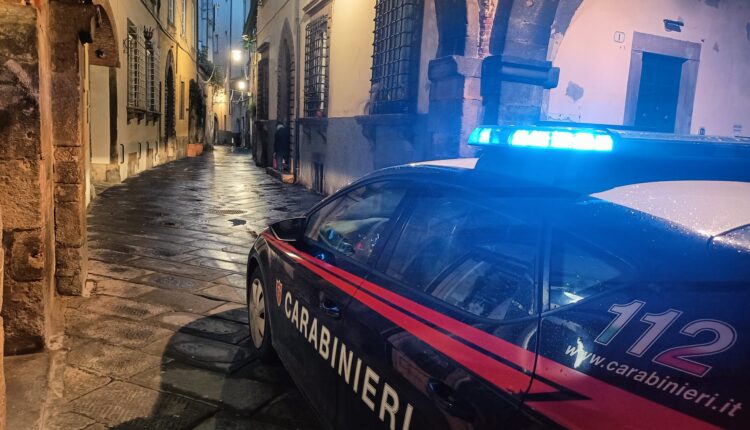 Lucca, picchia e segrega la compagna: arrestato 39enne