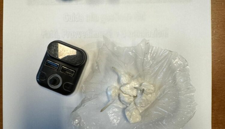 Marsciano (PG): cocaina in auto e nascosta tra le pagine di un libro, arrestato