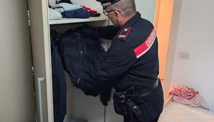 Lucca, 335 grammi di cocaina nascosti in un pacco regalo: arrestati 4 persone