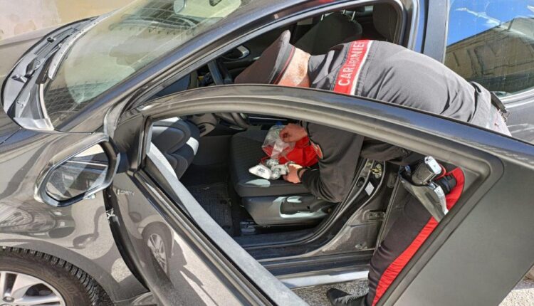 Lucca, 335 grammi di cocaina nascosti in un pacco regalo: arrestati 4 persone