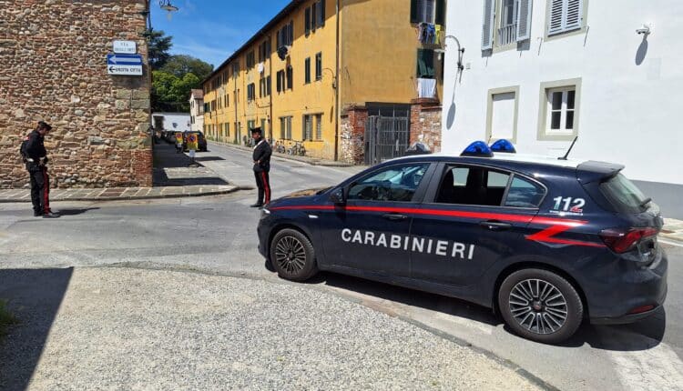 Lucca: ruba un cellulare e accoltella due uomini, rapinatore arrestato