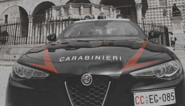 Perugia, maltratta familiari e conviventi e aggredisce i Carabinieri: arrestano 41enne.