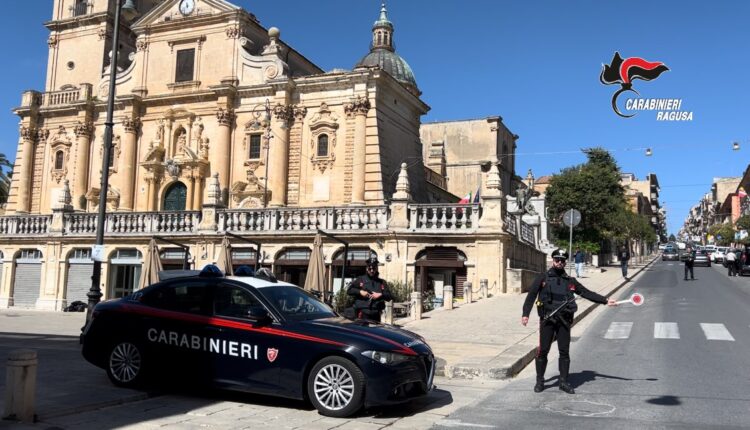 Ragusa: sorpreso in flagranza a spacciare hashish ad un minorenne, denunciato