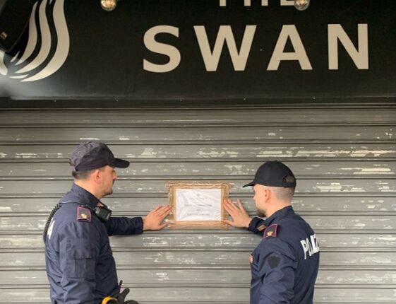 Il Que­sto­re di Mi­la­no so­spen­de la li­cen­za per 15 giorni agli esercizi pubblici denominati “The Swan” e "Royal Cafè".