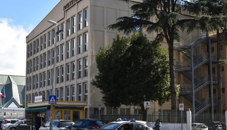 Lamezia Terme, cosparge la madre di benzina e minaccia di darle fuoco per avere i soldi per la droga: 21enne arrestato