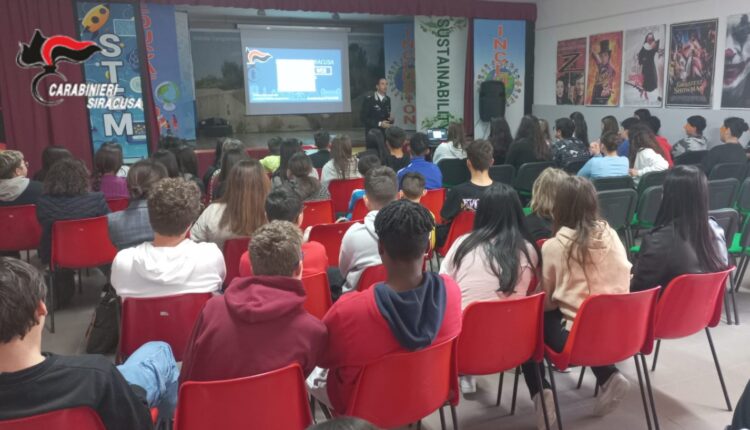 Canicattini Bagni, cyberbullismo e rischi online: i Carabinieri incontrano gli alunni del liceo "M. La Rosa" e dell'Istituto "G.Verga"